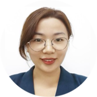 Wang Chenying (standing)